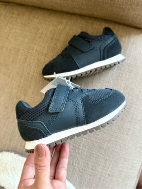 Cat & Jack Baby Boys Size 6 Navy and White Velcro Kids Sneakers